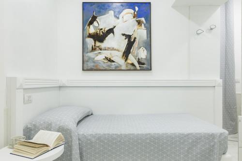 ローマにあるLittle Aureliusのベッドルーム1室(ベッド1台付)が備わります。壁には絵画が飾られています。