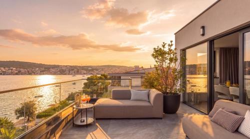 Luxe Villa palace Nera 2 by sea Heated pool