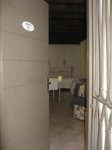 una porta che conduce a una camera con cucina di MyRoom Center Flat a Bergamo