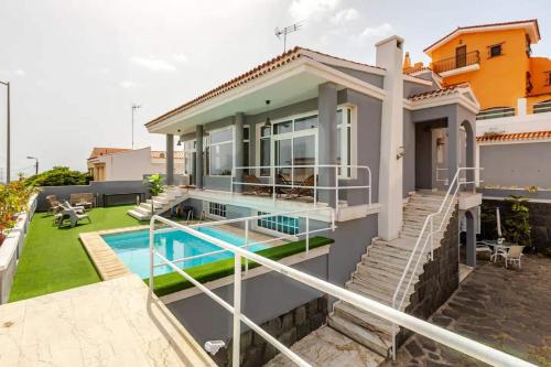 Relax by your private pool WiFi and Canary Views