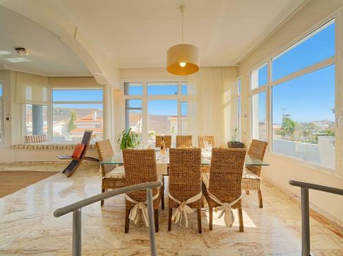 Relax by your private pool WiFi and Canary Views