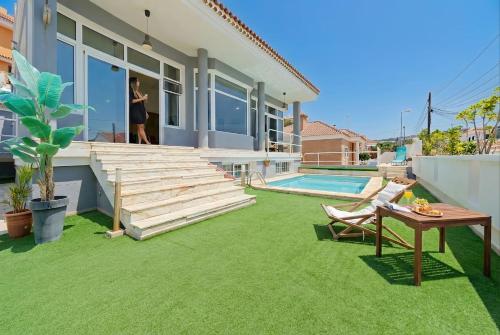 Relax by your private pool WiFi and Canary Views