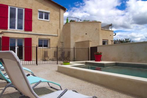 un patio avec une piscine et une maison dans l'établissement Que Passion, à Blauvac