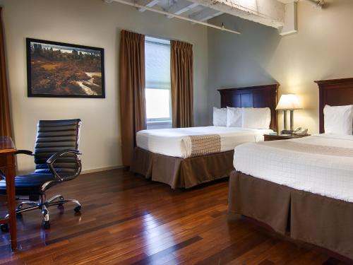 Кровать или кровати в номере Grand Eastonian Hotel & Suites Easton