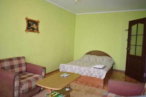 een woonkamer met een bank en een tafel bij Apartment on Vasylya Chervoniya 67 in Rivne