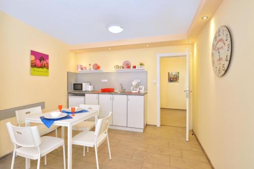 une cuisine et une salle à manger avec une table et des chaises dans l'établissement Central studio #2, à Bourgas