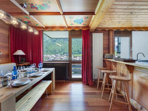 Grand appartement à Val-d'Isère : 4 pièces, 95m², 7 pers, balcons, parking, exposé Sud-Est
