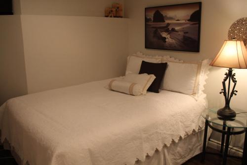 Een bed of bedden in een kamer bij Mundy Park Suites