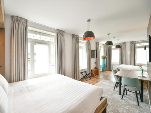 Een bed of bedden in een kamer bij Brasserie-Hotel Antje van de Statie