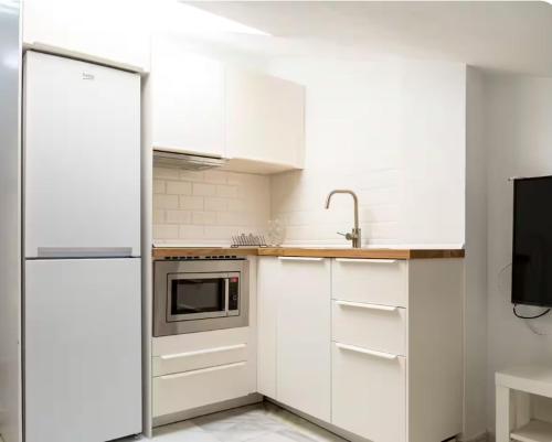 Cozy Studio with Terrace Near Center by TuriVida