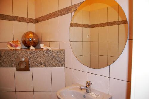 a bathroom with a sink and a mirror on the wall at Cityzimmer in Nettetal