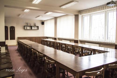 une grande salle de conférence avec des tables et des chaises dans l'établissement Hotel Logos, à Lublin