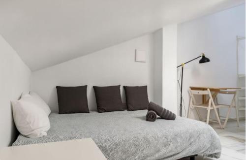 Cozy Studio with Terrace Near Center by TuriVida