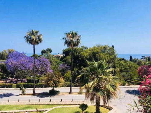 Fantastic 3-bedroom Home & Terrace close to Beach