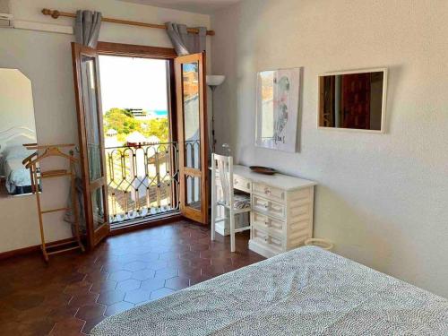 Fantastic 3-bedroom Home & Terrace close to Beach