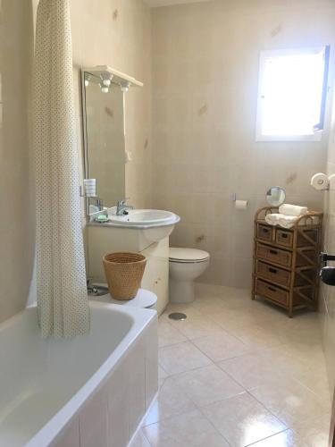 Fantastic 3-bedroom Home & Terrace close to Beach