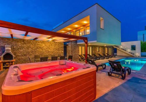 Villa am Meer mit Pool & Kinderpool - Leon's Holiday Homes