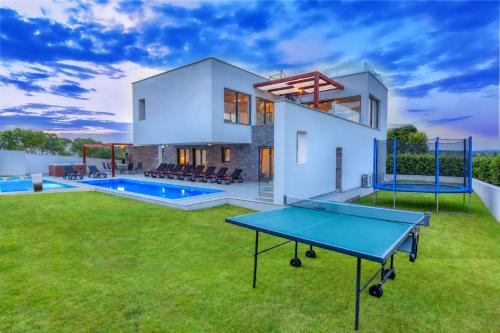 Villa am Meer mit Pool & Kinderpool - Leon's Holiday Homes