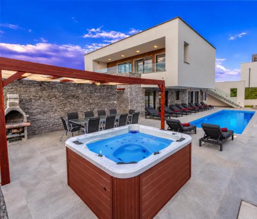 Villa am Meer mit Pool & Kinderpool - Leon's Holiday Homes