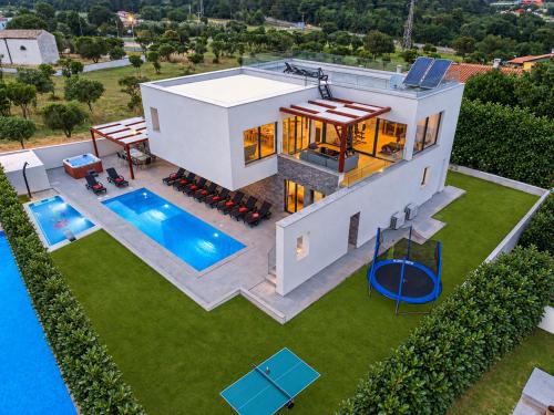 Villa am Meer mit Pool & Kinderpool - Leon's Holiday Homes