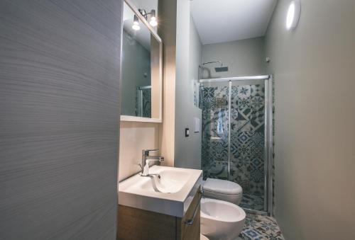 Un baño con lavabo, inodoro y ducha. en Le Dune di Villa Diana, en Vasto