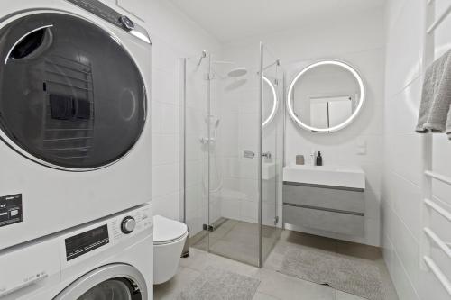 1BR balcony stay near U1 metro and Donau Zentrum