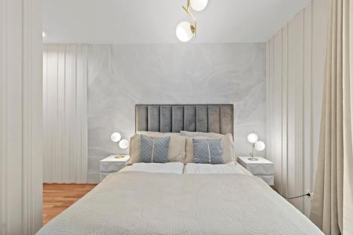 Modern 1BR balcony stay near U1 metro