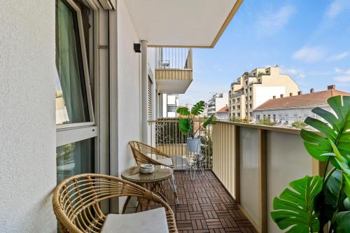 Modern 1BR balcony stay near U1 metro