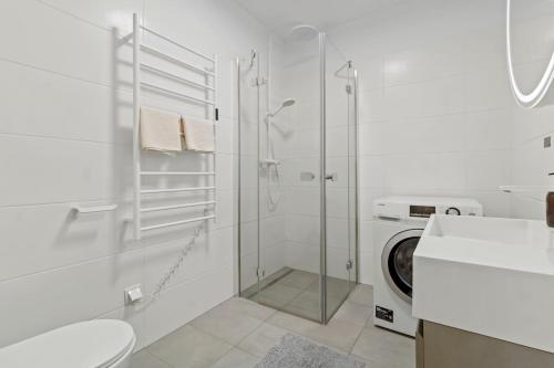 Modern 1BR balcony stay near U1 metro