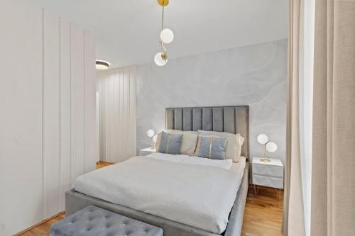 Modern 1BR balcony stay near U1 metro