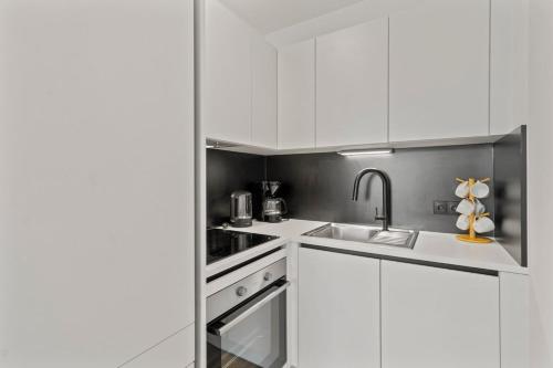 Modern 1BR balcony stay near U1 metro