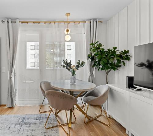 Modern 1BR balcony stay near U1 metro