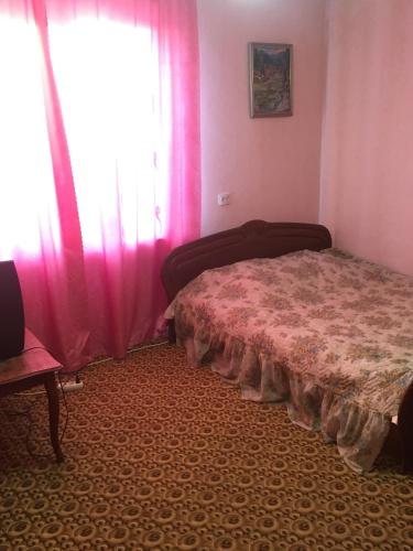 Ένα ή περισσότερα κρεβάτια σε δωμάτιο στο Guest House U Myrona