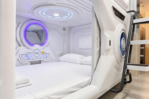 Min hostel capsules FREE Towels & Luggage Storage