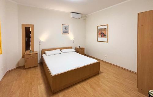 Cozy Apartment In Rab With Wifi
