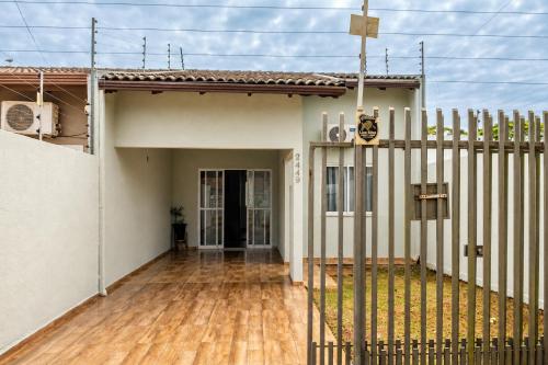Casa Completa em Bairro Tranquilo, com Estacionamento Interno e 2 Quartos