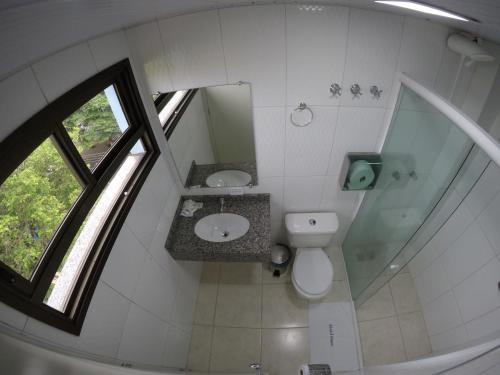 an overhead view of a bathroom with a toilet and a sink at Hotel Dove in Foz do Iguaçu