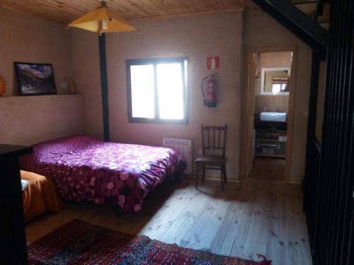 a bedroom with a bed and a window at Casa Rural La Tormenta in Albendiego