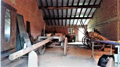 an old room with a machine in a building at Água Rocha in Serra de Mangues