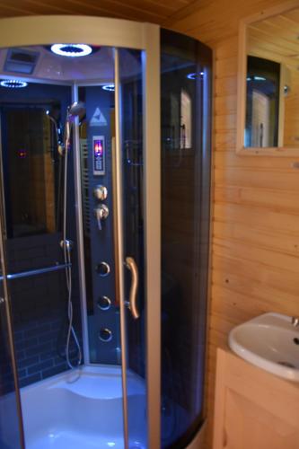 Et badeværelse på La Roulotte des Bords de l'Ance