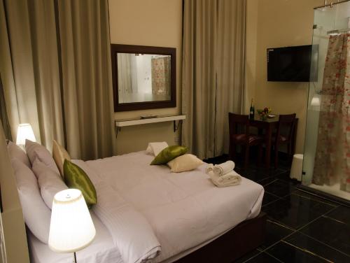Una habitación de hotel con una cama con toallas. en Grand Agor Hotel Cairo, en El Cairo
