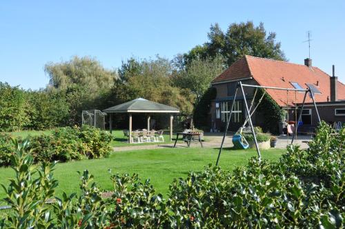 Taman di luar B&B Verwoldsehof 'Op de deel'