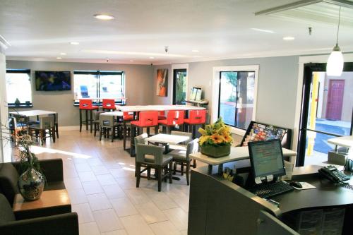a restaurant with a bar with tables and chairs at Days Inn by Wyndham Pinole Berkeley in Pinole