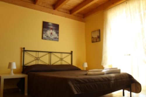 1 dormitorio con cama y ventana en Terrazza Sul Rabato, en Agrigento