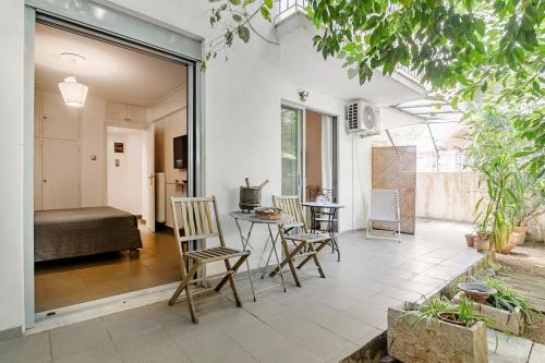 Stylish apt with Garden, Hilton area. near Metro