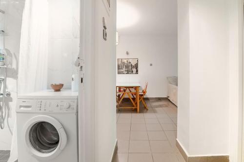 Stylish apt with Garden, Hilton area. near Metro