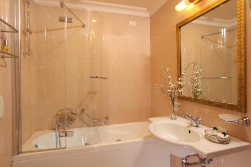 W łazience znajduje się wanna, umywalka i prysznic. w obiekcie Hotel Villa Glori w Rzymie