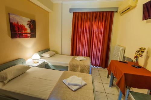 Ένα ή περισσότερα κρεβάτια σε δωμάτιο στο Ξενοδοχείο Όασις