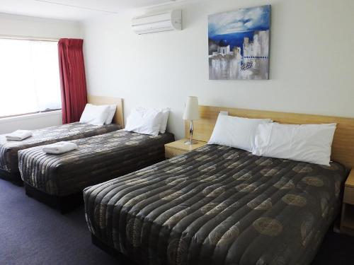 Ένα ή περισσότερα κρεβάτια σε δωμάτιο στο Edinburgh Motor Inn