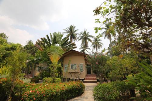 Taman di luar Bansuanrachawadee B&b